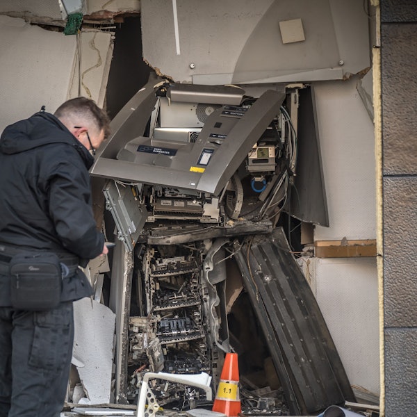 Ein aufgesprengter Automat, davor ein Mann