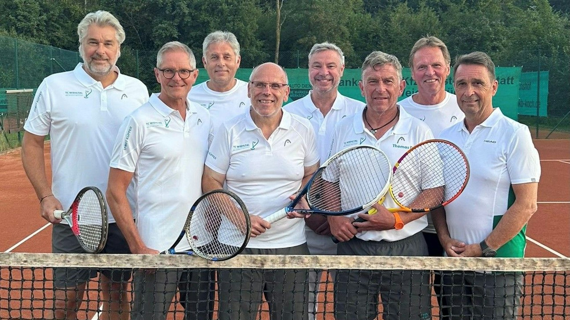 Gruppenfoto der Tennisherren 60 und 55 des TC Wiehltal.