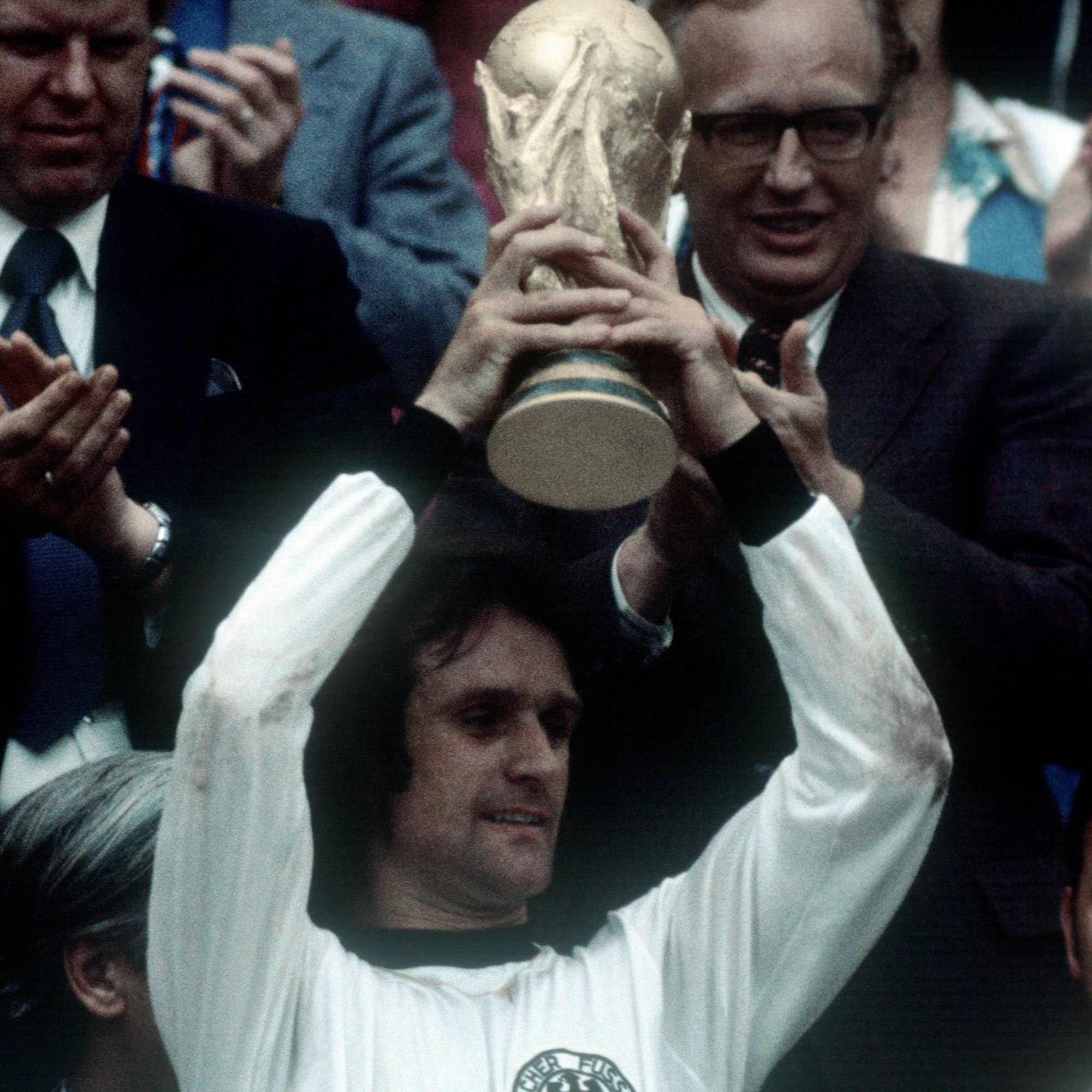 Wolfgang Overath (BR Deutschland) mit dem Pokal von 1974
