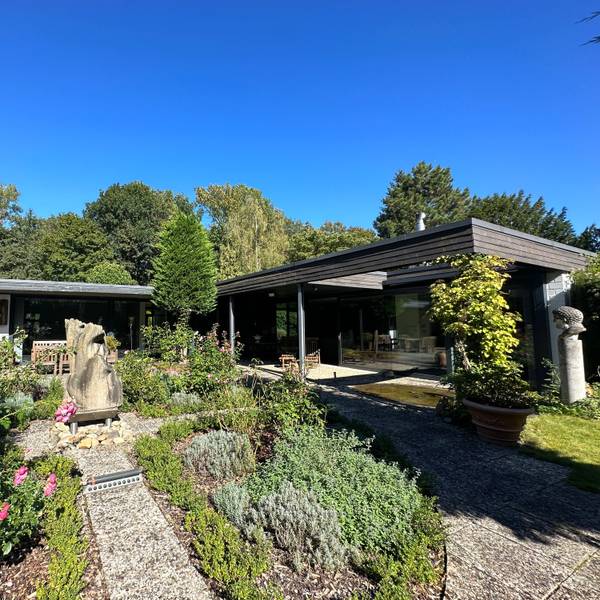 Der Bungalow im Garten.
