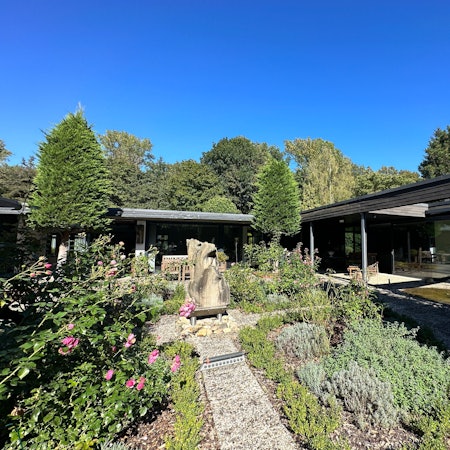 Der Bungalow im Garten.