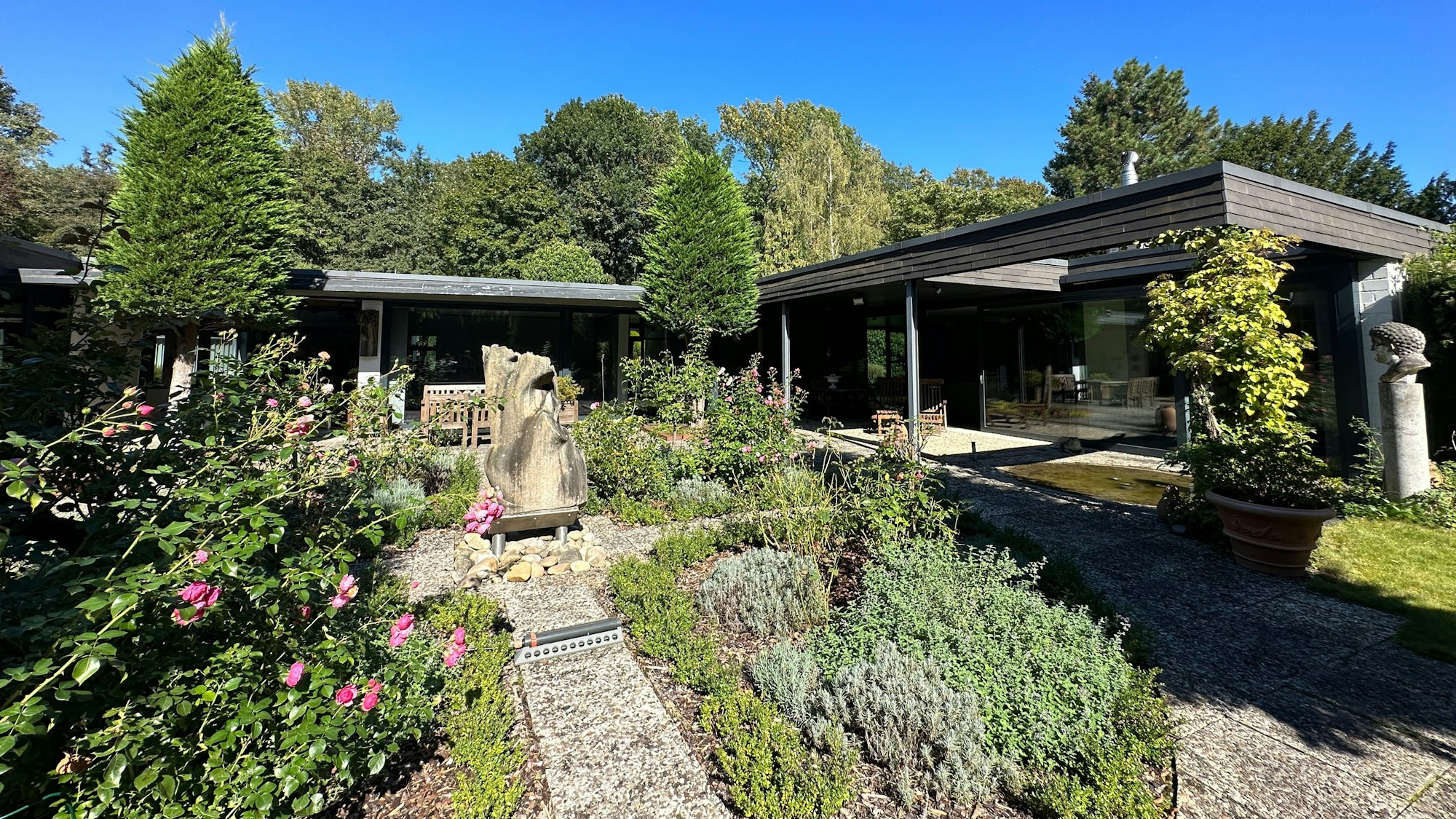 Der Bungalow im Garten.