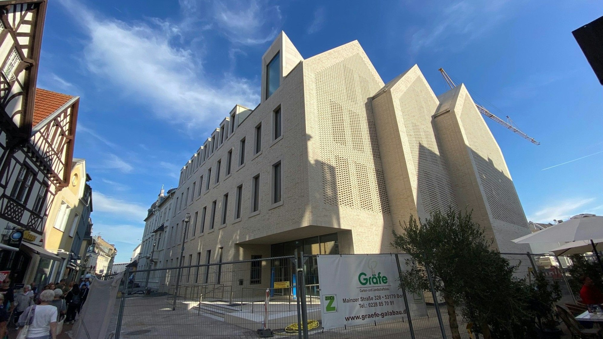 Zu sehen ist der neue Rathausanbau mit seinen markanten drei Giebeln.