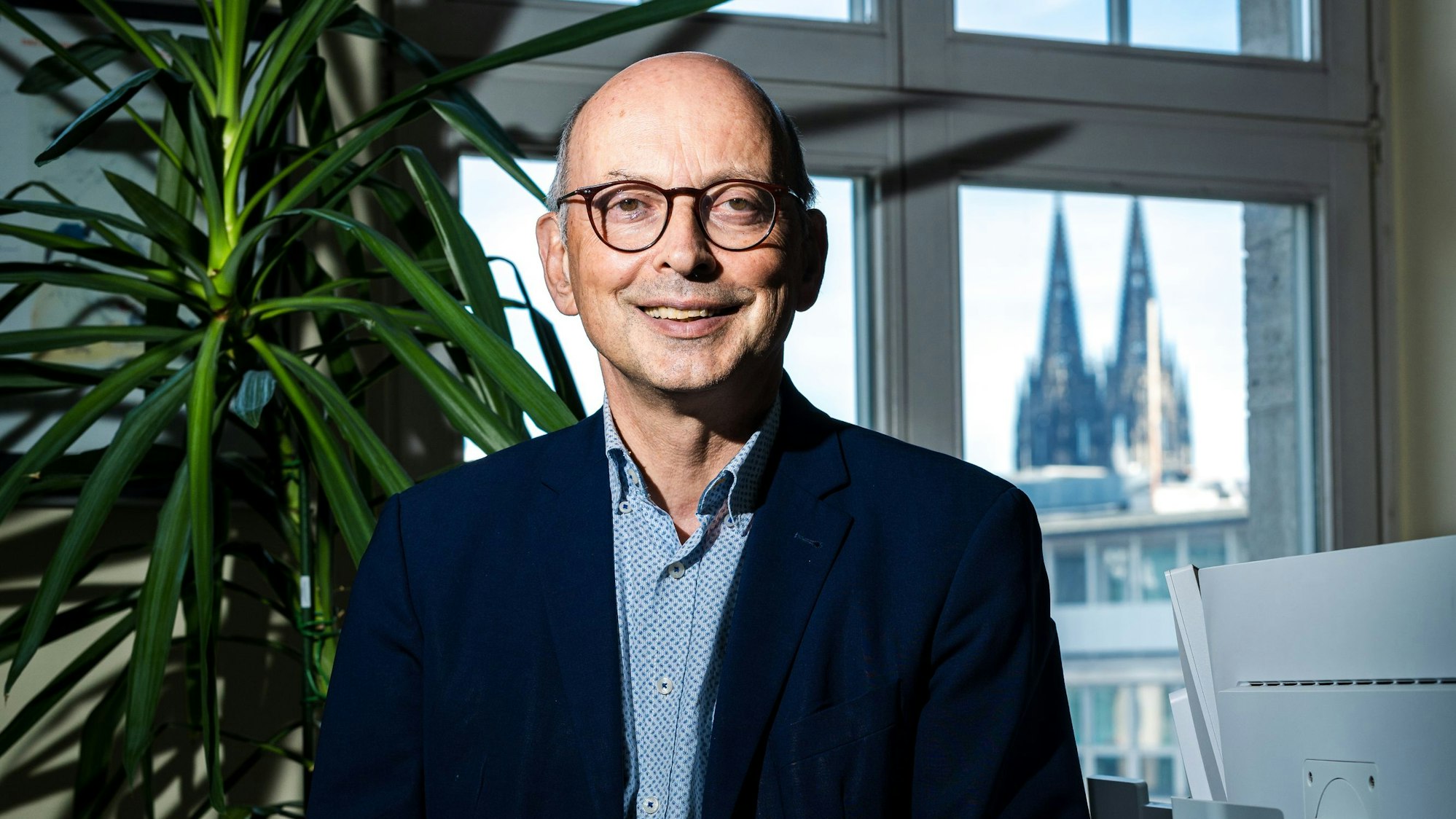 Der Kölner Gesundheitsamtsleiter Dr. Johannes Nießen an seinem Schreibtisch in seinem Büro am Kölner Neumarkt.
