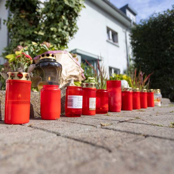 Kerzen erinnern an die Bluttat in Rodenkirchen.