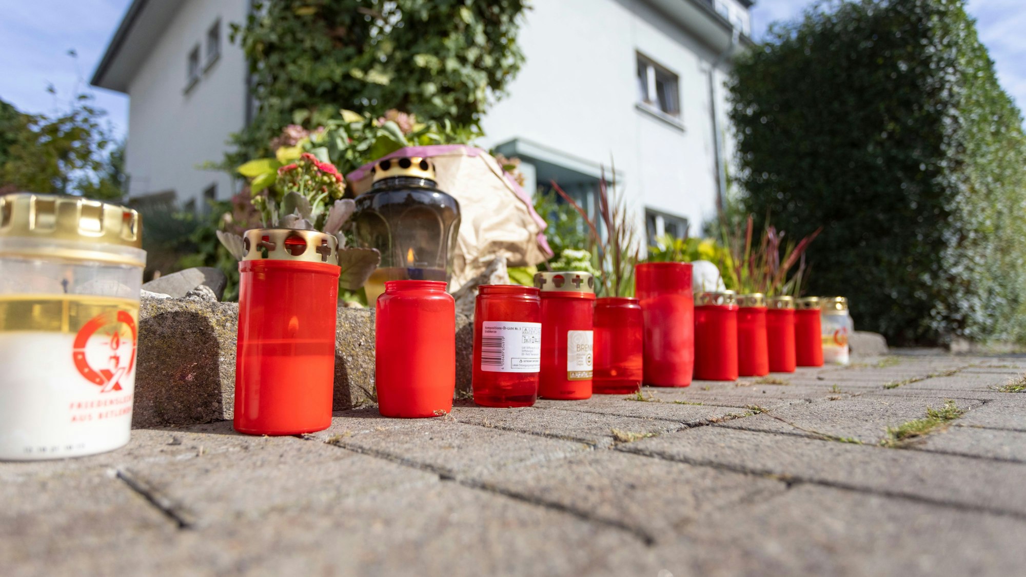 Kerzen erinnern an die Bluttat in Rodenkirchen.