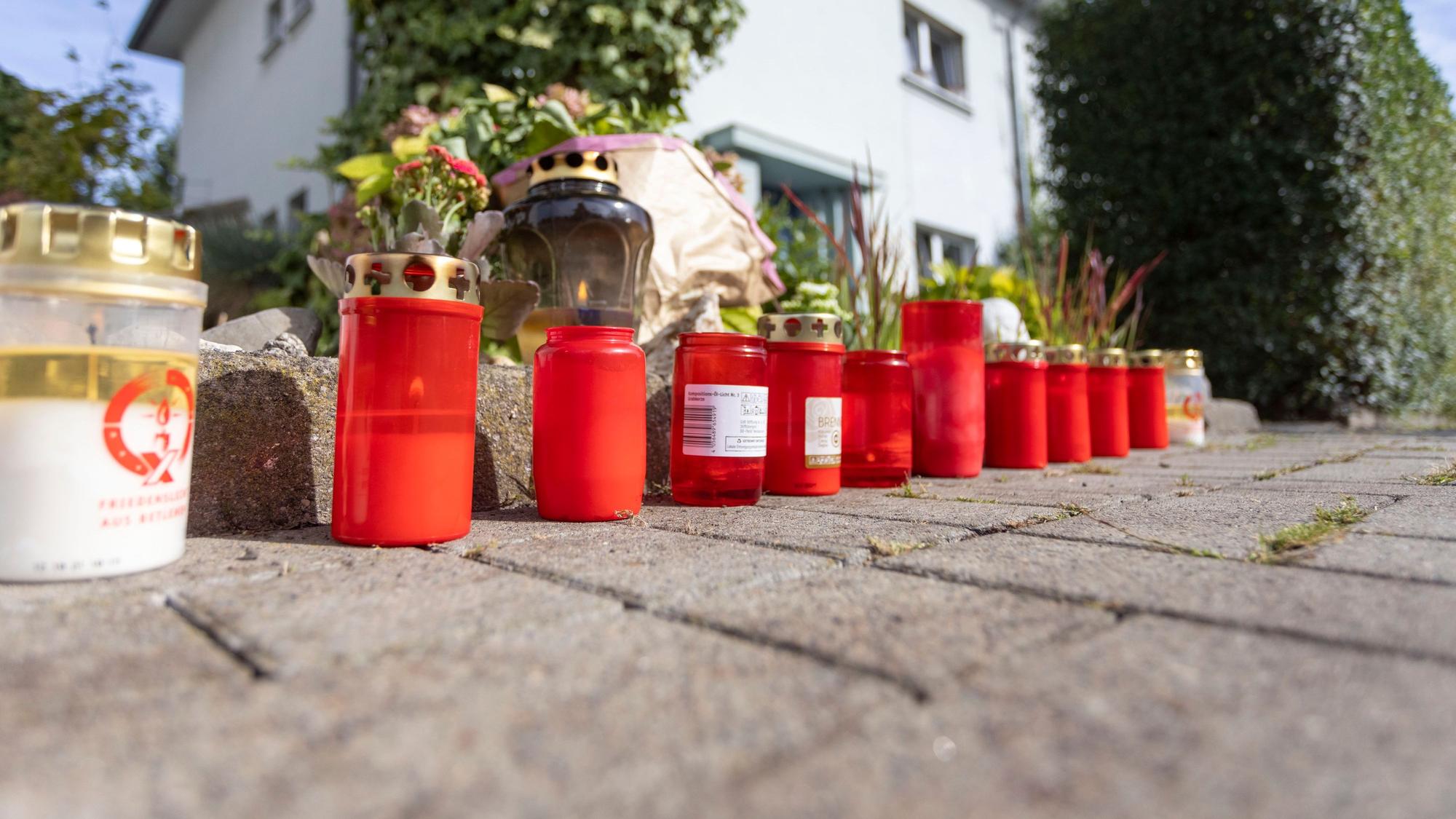Kerzen stehen auf der Römerstrasse in Rodenkirchen.