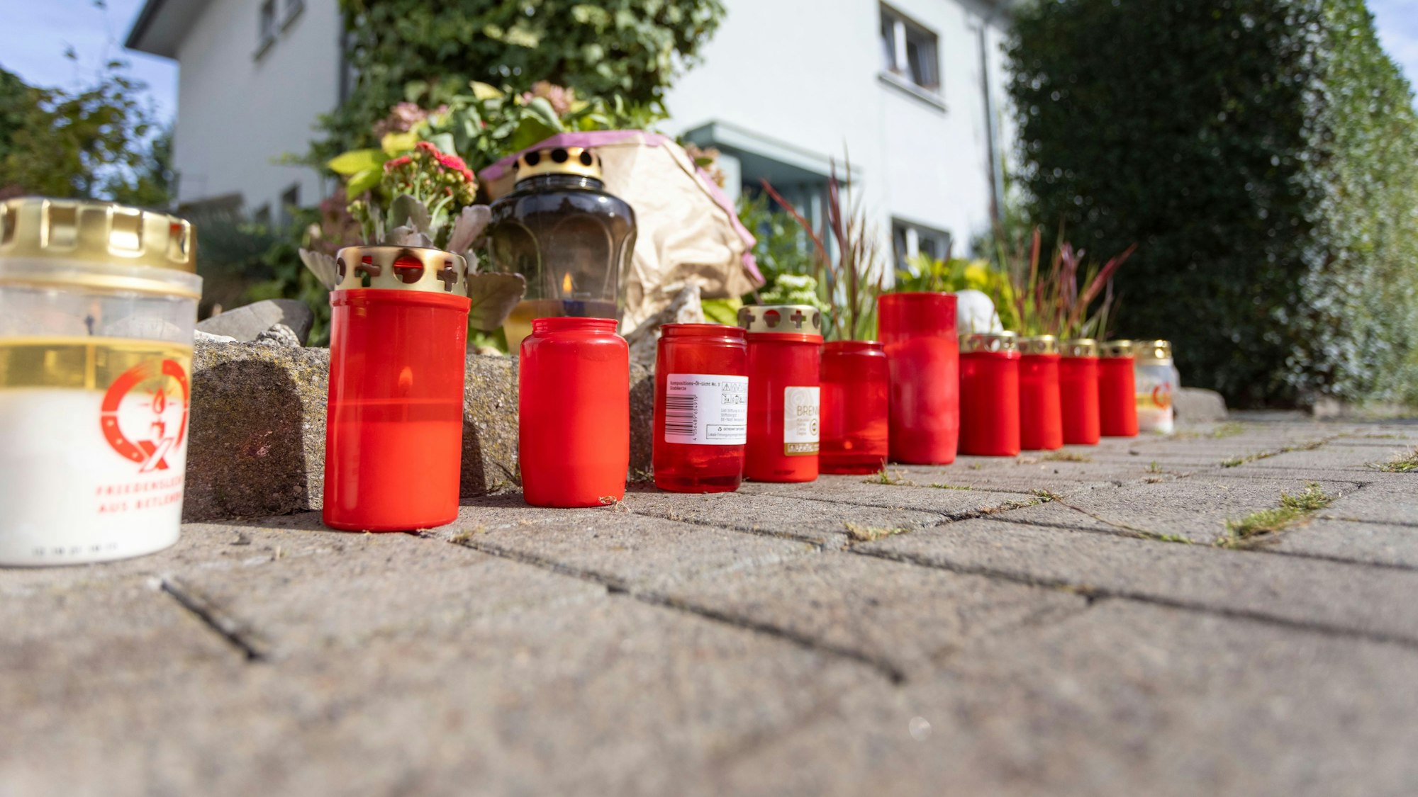 Kerzen stehen auf der Römerstrasse in Rodenkirchen.