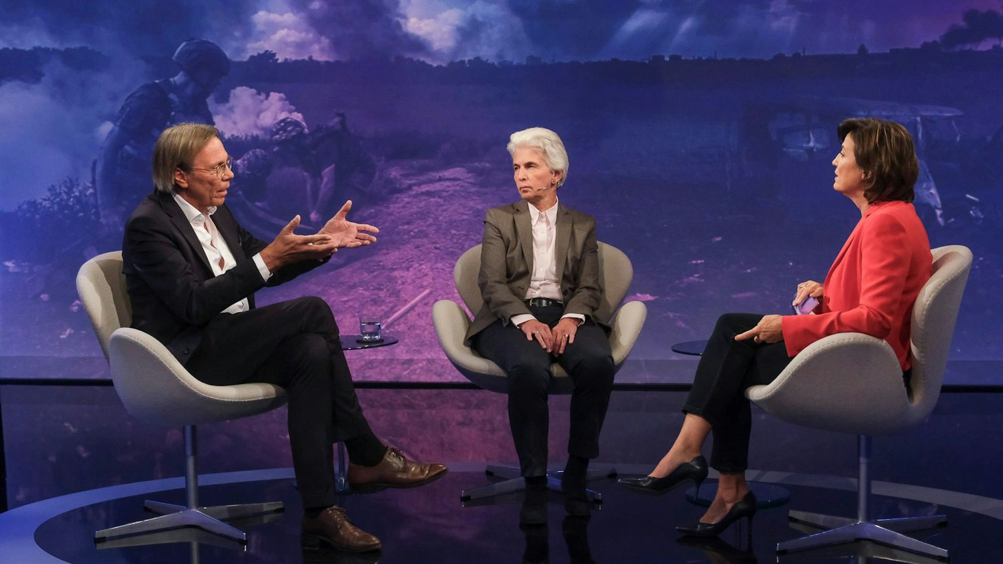Harald Welzer (Sozialpsychologe und Autor) und Marie-Agnes Strack-Zimmermann (FDP, Vorsitzende des Verteidigungsausschusses im Bundestag) diskutieren mit Sandra Maischberger.
