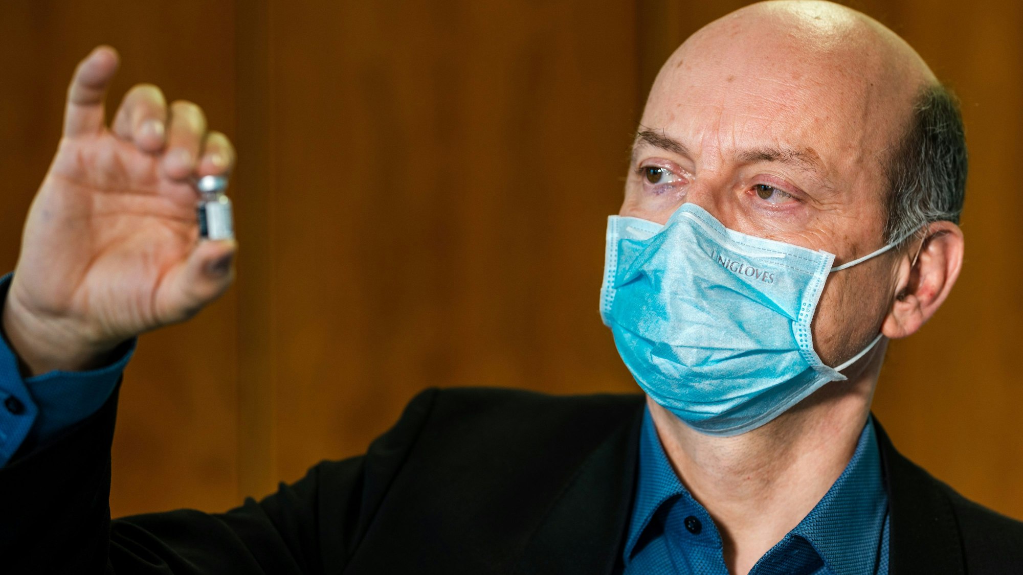 Dr. Johannes Nießen im Januar 2021 mit dem Corona-Impfstoff