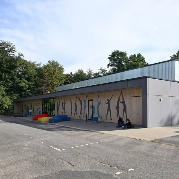 Man sieht das Gebäude der Turnhalle.