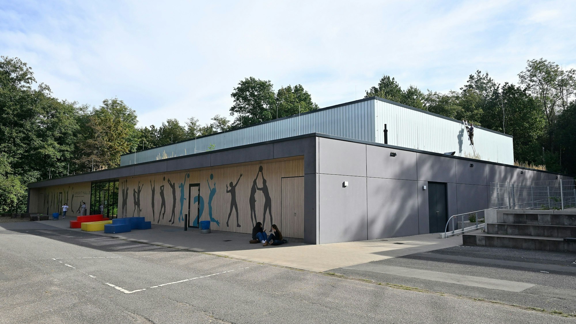 Man sieht das Gebäude der Turnhalle.