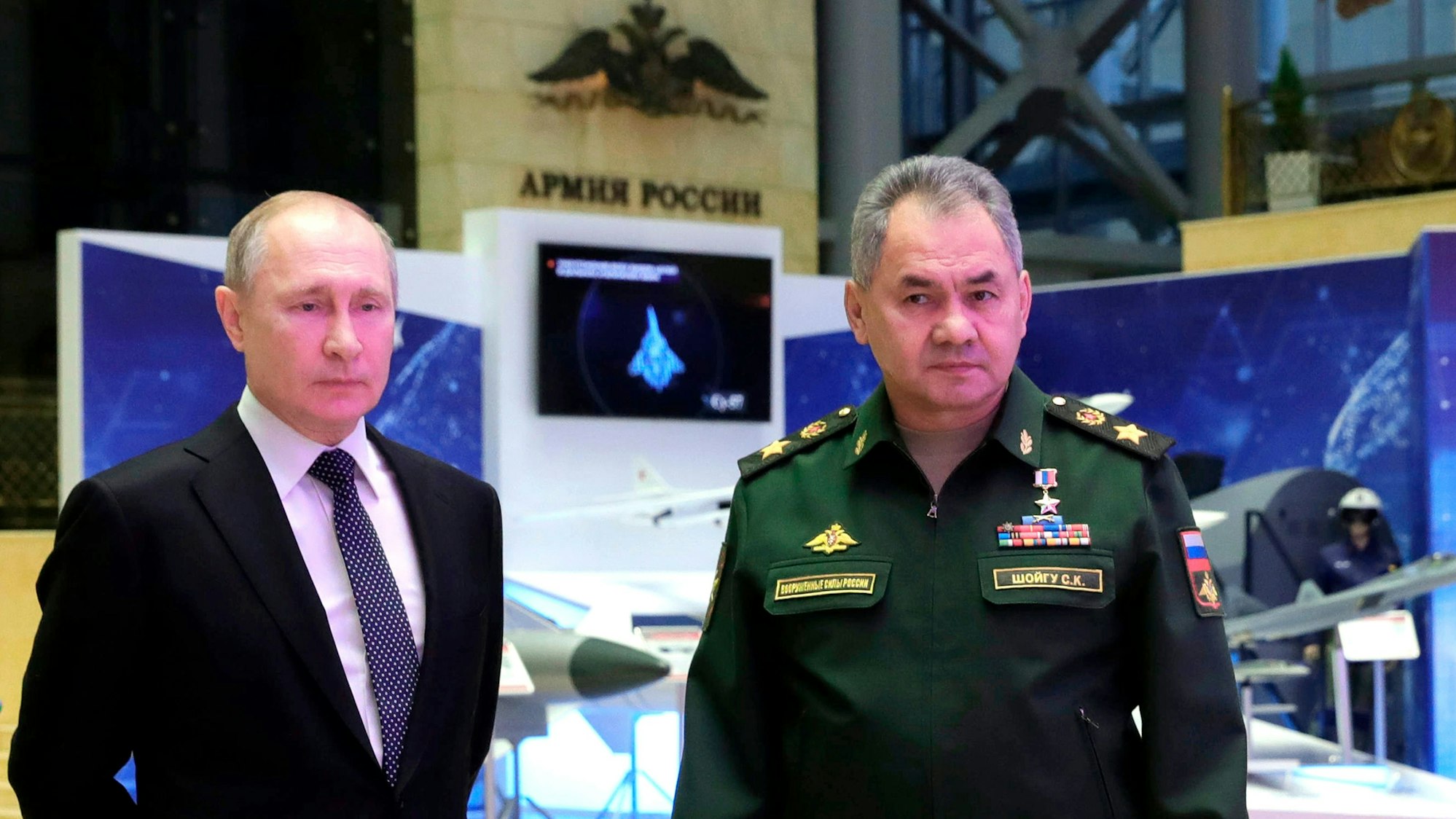 Wladimir Putin (l), Präsident von Russland, soll Berichten zufolge Sergei Schoigu ein Ultimatum gestellt haben. Der Verteidigungsminister von Russland steht unter Druck. (Archivbild)