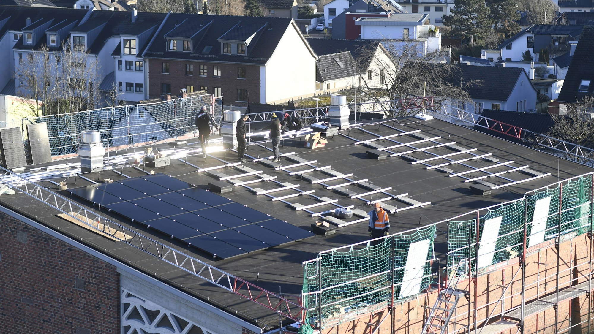 Blick auf das Dach der Sankt Peter Kirche in Zülpich, auf dem Solarzellen installiert werden.