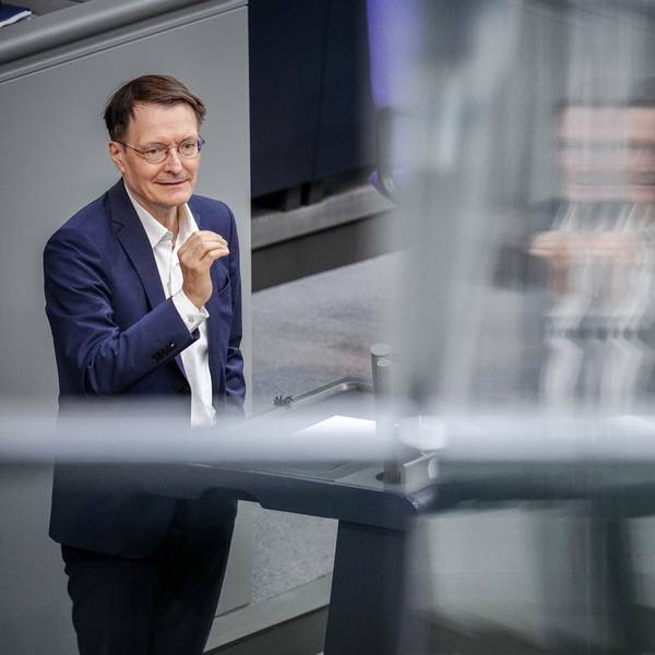 Karl Lauterbach (SPD), Bundesminister für Gesundheit, spricht bei der Sitzung des Bundestags.