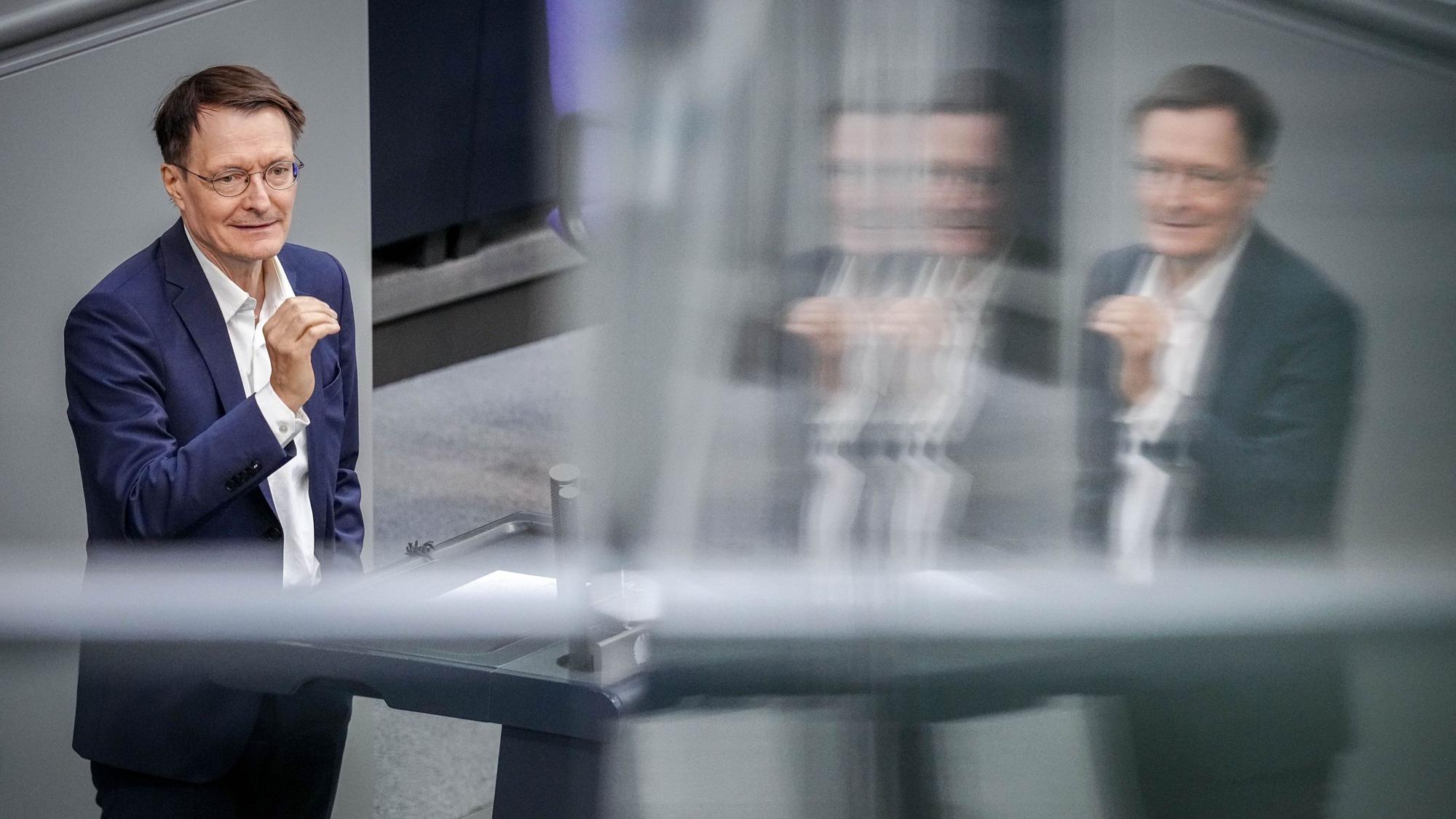 Karl Lauterbach (SPD), Bundesminister für Gesundheit, spricht bei der Sitzung des Bundestags.