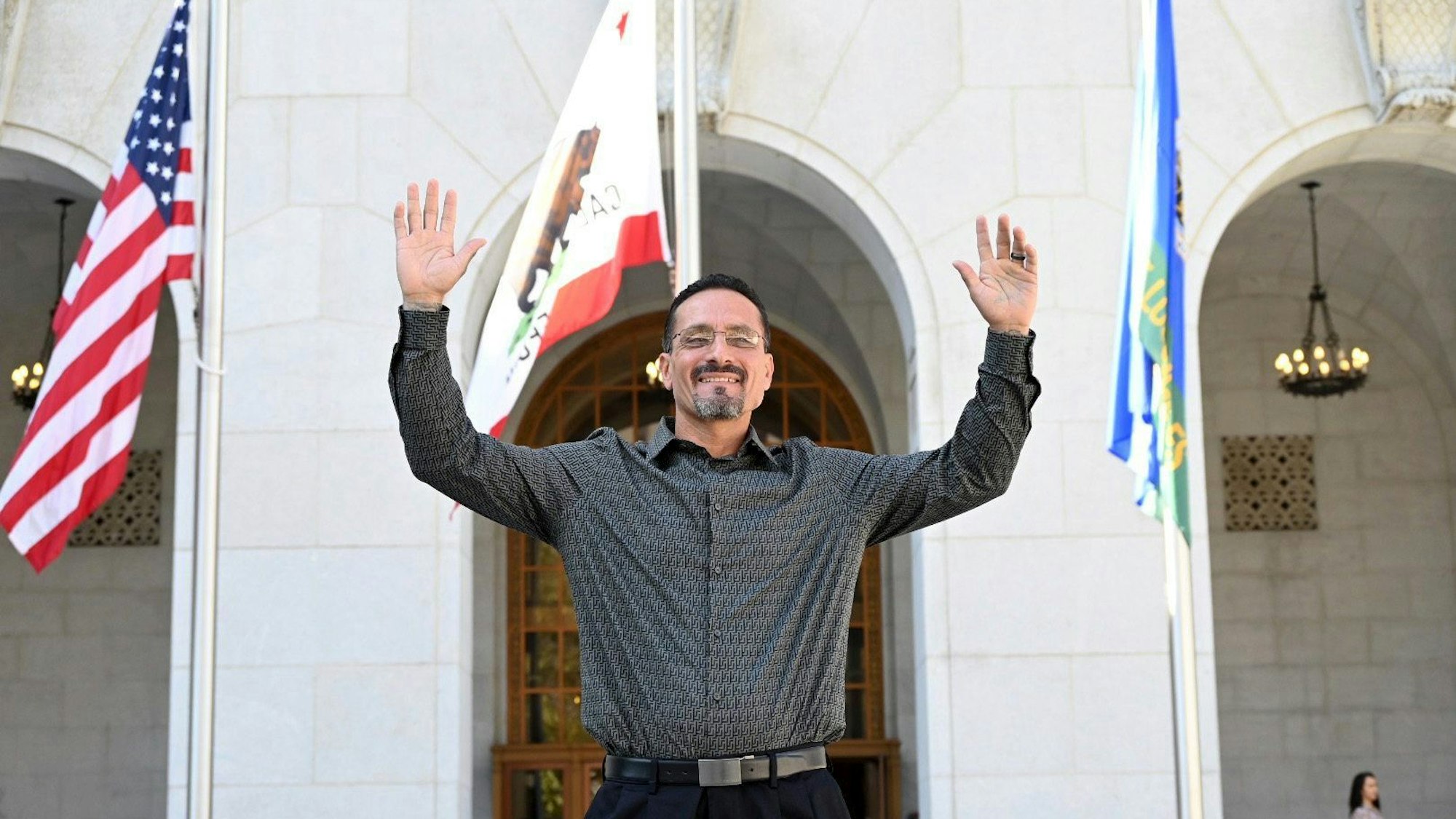 26.09.2023, USA, Los Angeles: Auf diesem Foto, das vom Innocence Center und dem California Innocence Project zur Verfügung gestellt wurde, winkt Gerardo Cabanillas nach seiner Freilassung vor der Hall of Justice in der Innenstadt von Los Angeles. 28 Jahre nach seiner Festnahme und späteren Verurteilung wegen Raubes, Kidnapping und sexueller Übergriffe ist ein Häftling im US-Bundesstaat Kalifornien für unschuldig erklärt und freigelassen worden. Gerardo Cabanillas - bei seiner Verhaftung 18 Jahre alt - sei «schwerwiegendes Unrecht» widerfahren, sagte George Gascón, Bezirksstaatsanwalt von Los Angeles, am Dienstag (Ortszeit) laut einer Mitteilung. Foto: Laurence Colletti/Legal Talk Network/AP/dpa - ACHTUNG: Nur zur redaktionellen Verwendung bis zum 10.10.2023 im Zusammenhang mit der aktuellen Berichterstattung und nur mit vollständiger Nennung des vorstehenden Credits +++ dpa-Bildfunk +++