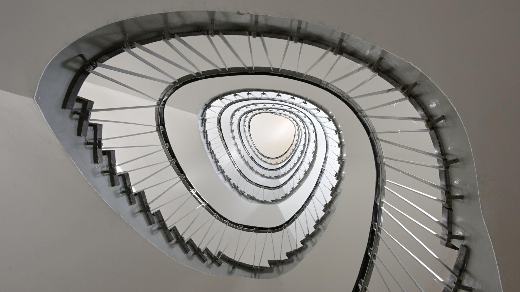 Eine spiralförmige Treppe von unten.