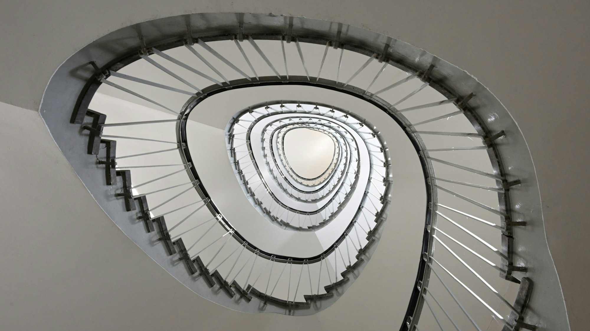 Eine spiralförmige Treppe von unten.