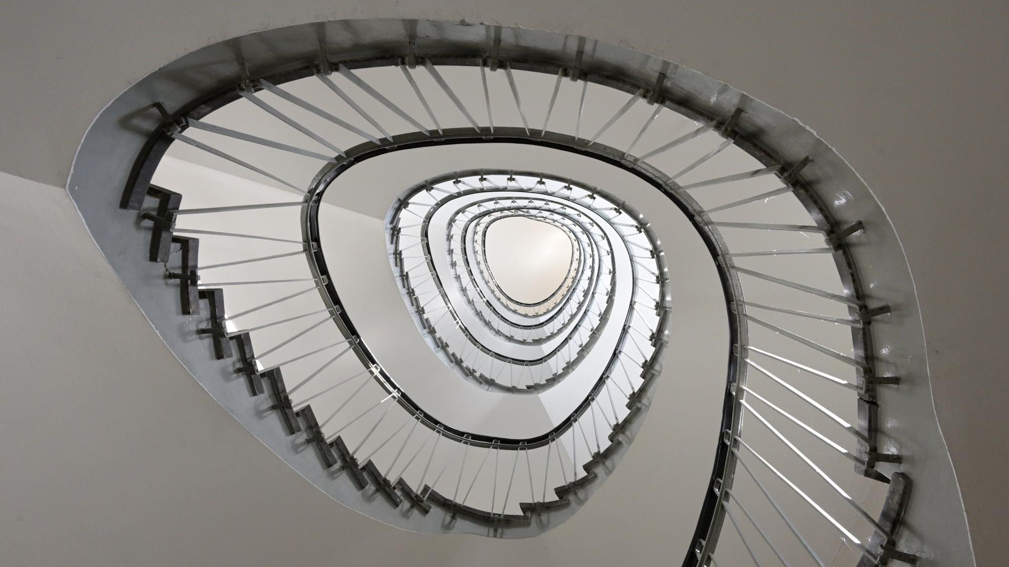 Ein sich spiralförmig nach oben windendes Treppenhaus.