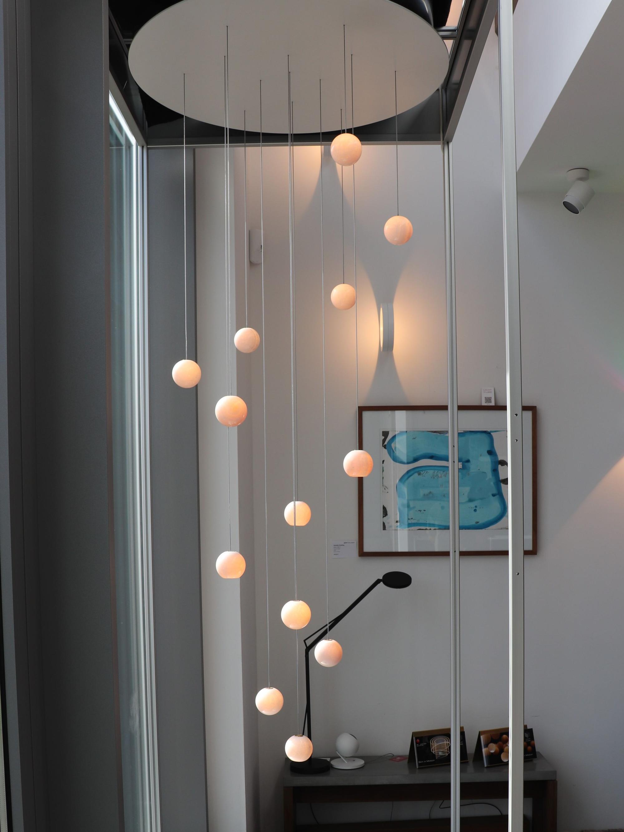 Die Designlampe mit den Marmorkugeln „Stone in Motion“