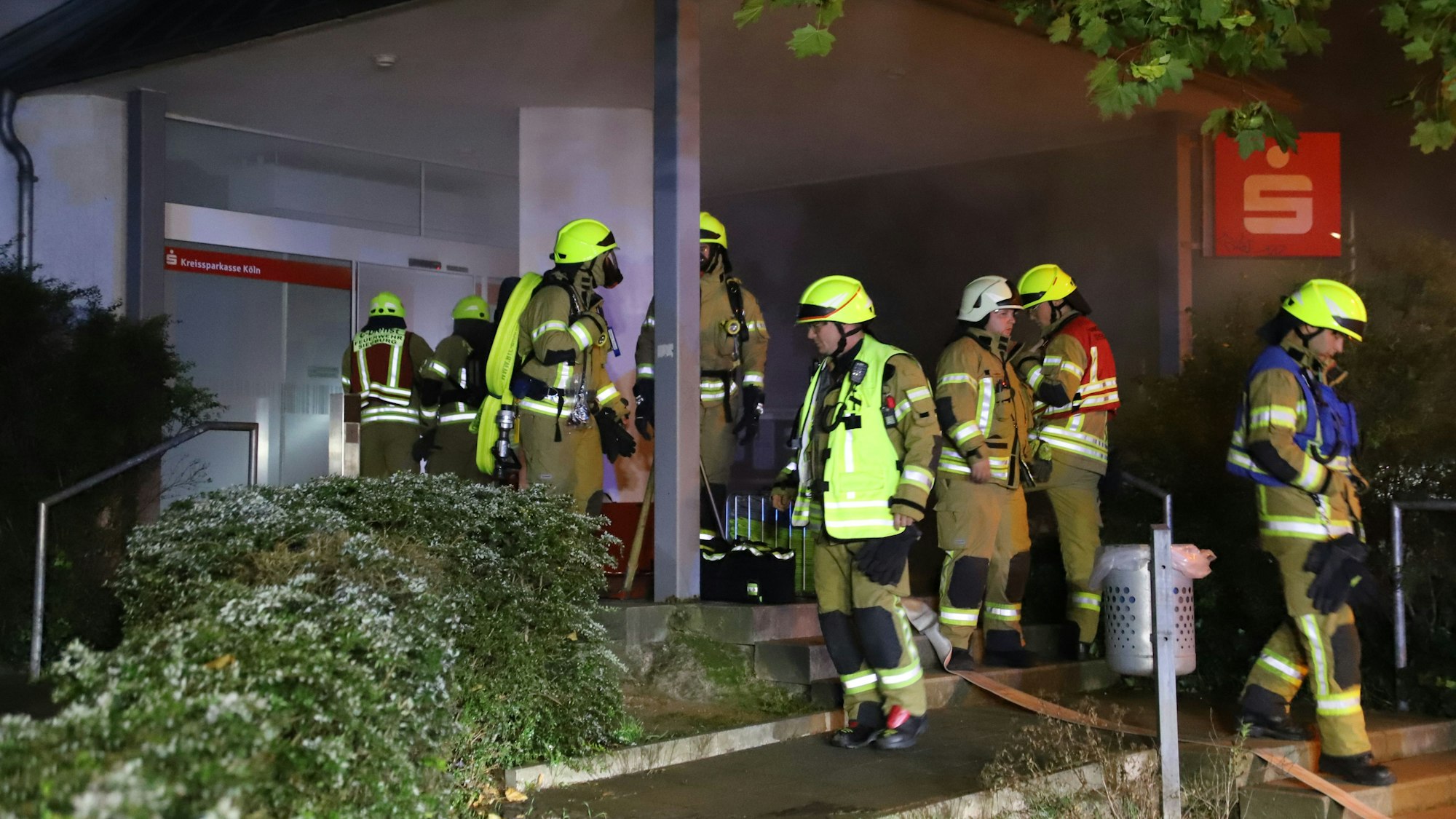 Feuerwehrleute verschafften sich Zugang und setzten einen Hochdrucklüfter ein. Am Gebäude fanden sich keine Einbruchsspuren.