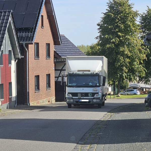 Ein Lkw fährt durch eine schmale Stelle der Ortsdurchfahrt in Dreiborn.