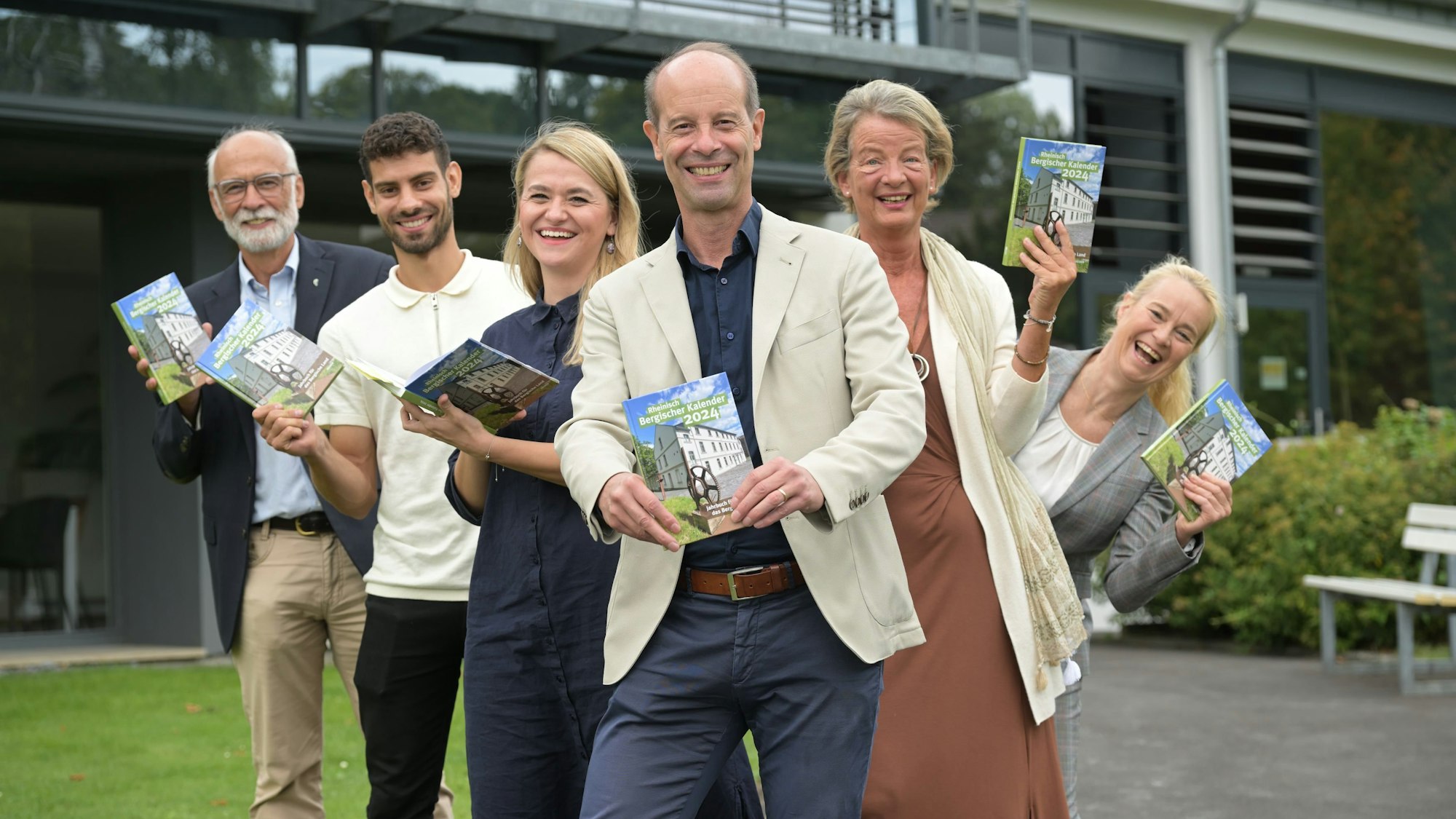 Vorstellung des Rheinisch-Bergischen Kalenders vor dem Heider-Verlag in Bergisch Gladbach.