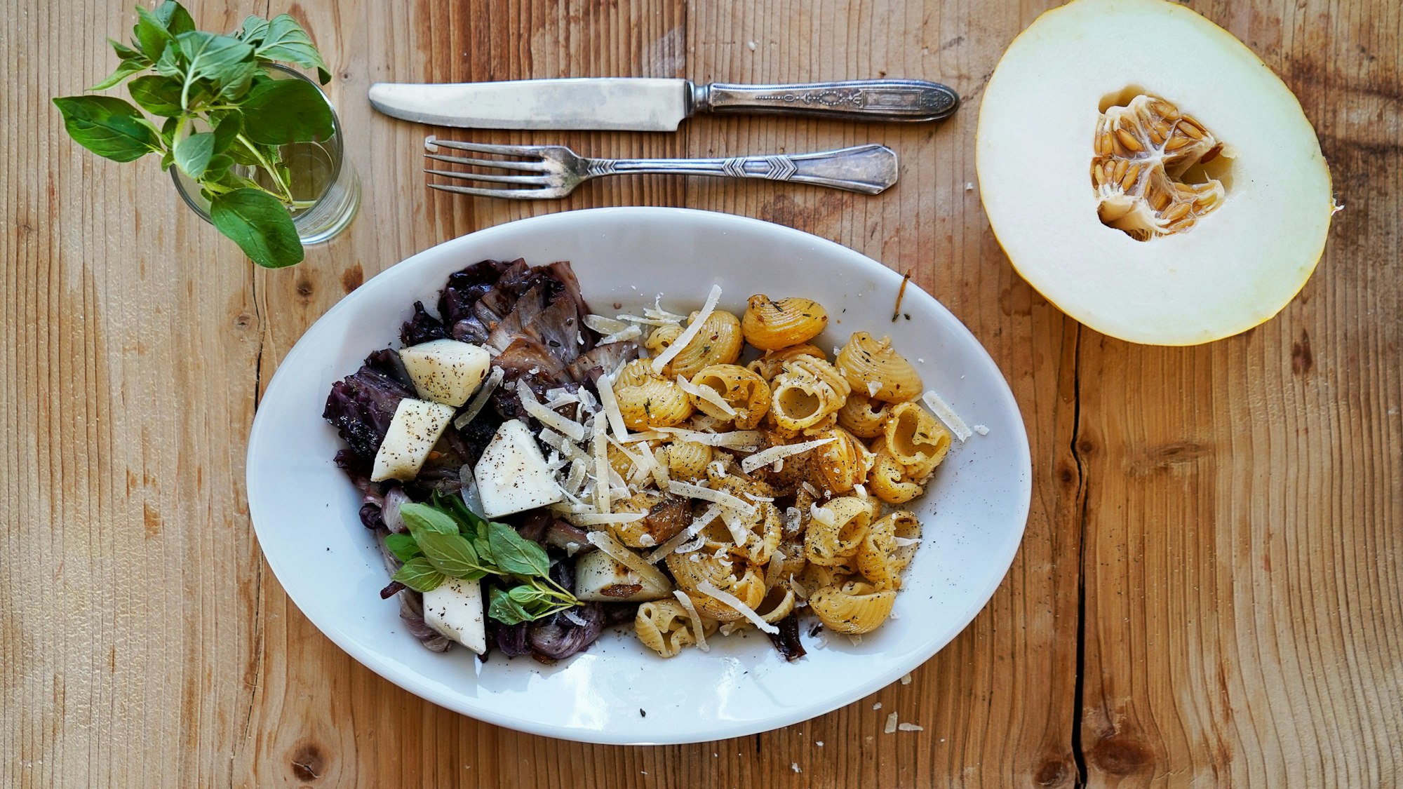 Auf einem Teller ist das Essen angerichtet.