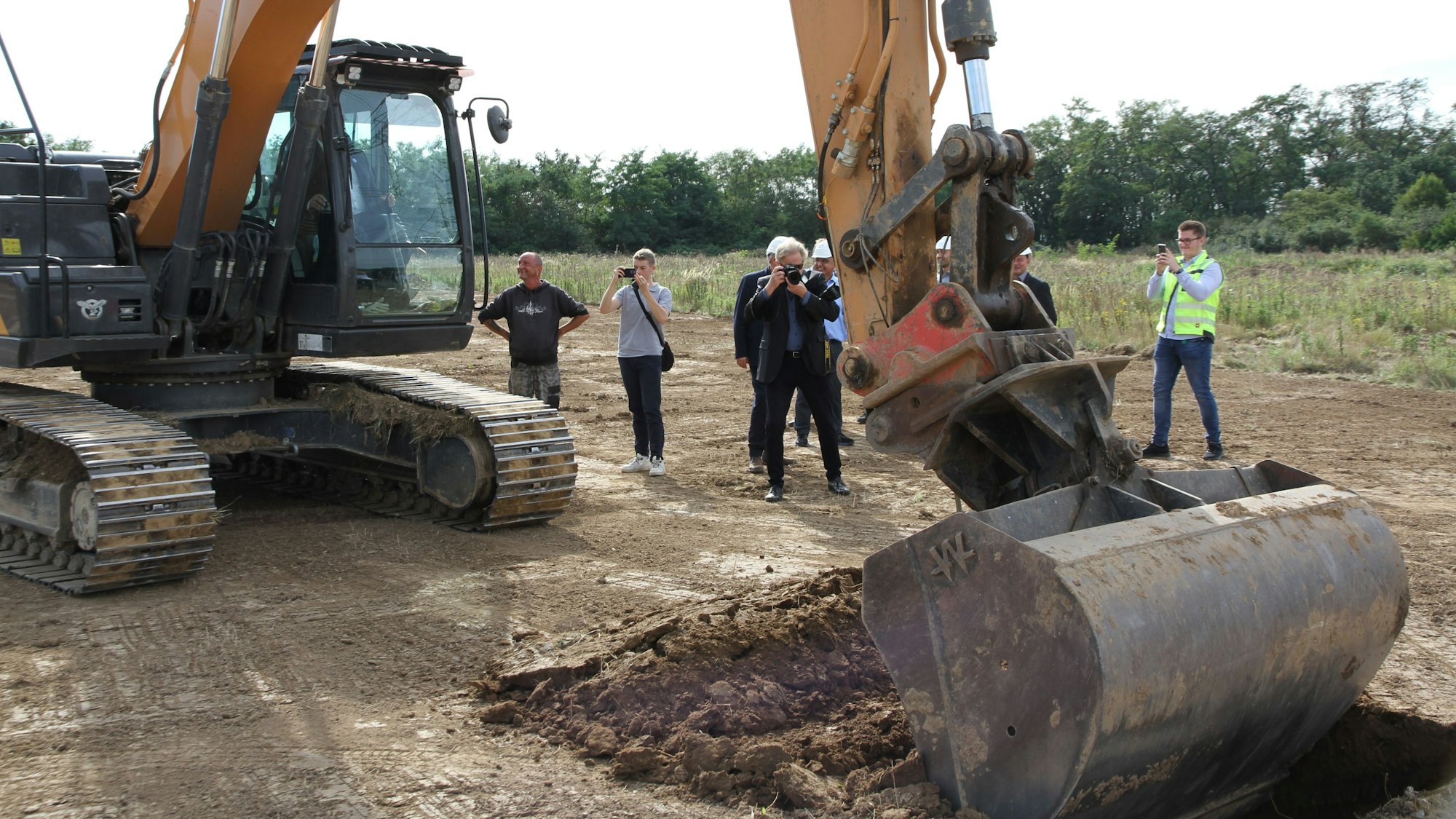 Ein großer gelber Bagger auf einem Baugrundstück