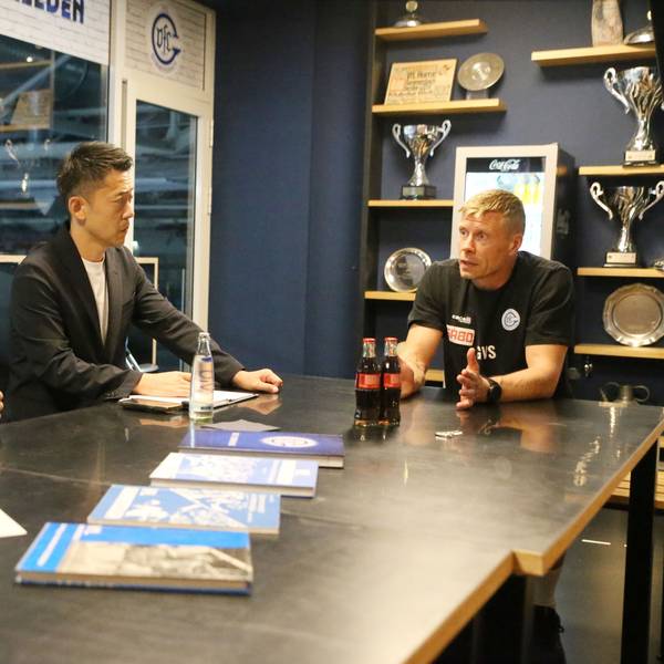 Am Tisch sitzen VfL-Trainer Gudjon-Valur Sigurdsson mit Ayumu Muta und Akyama Shigeki.