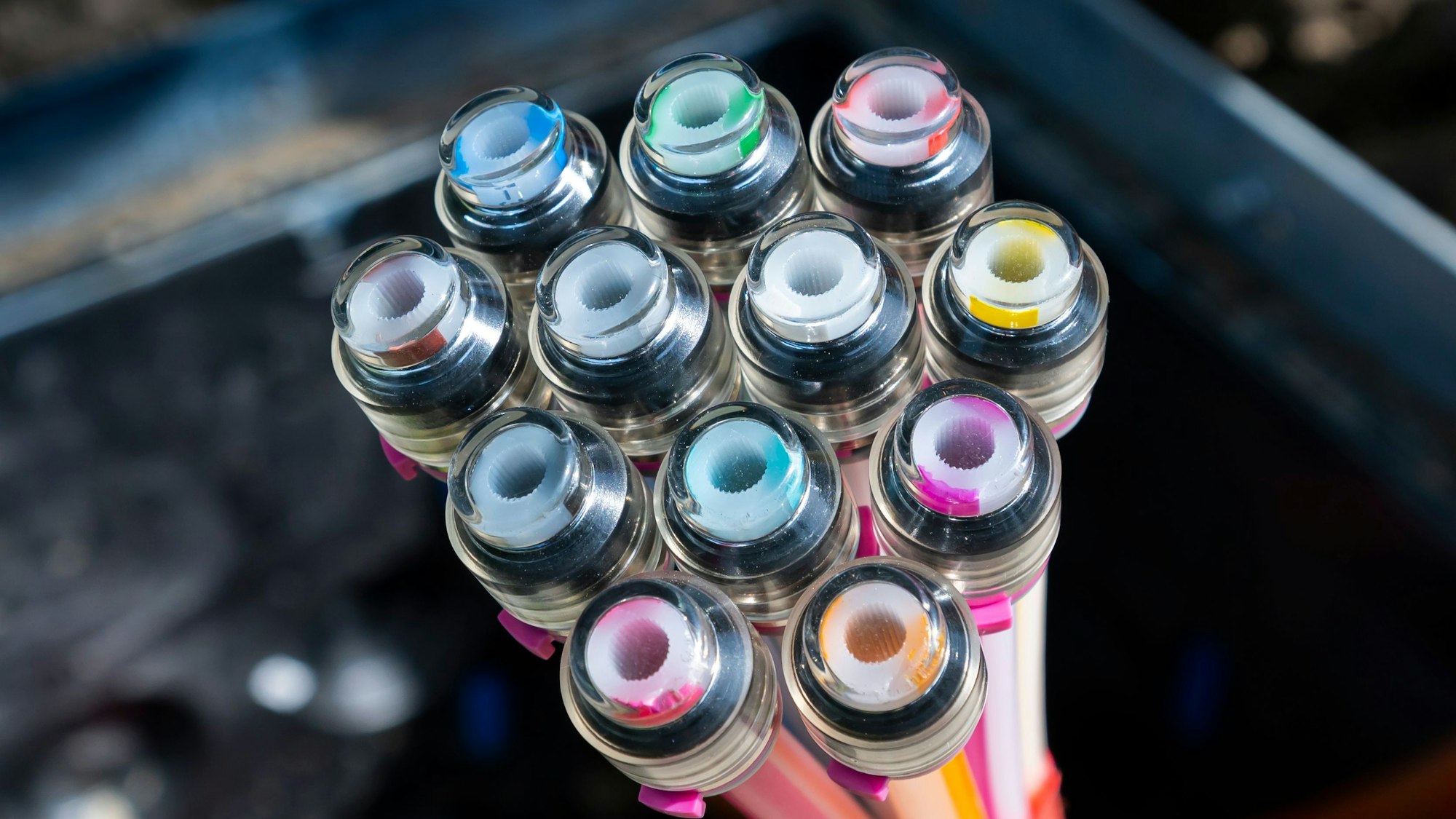 Mehrere bunte Kabel sind zu einem Bündel gebunden.