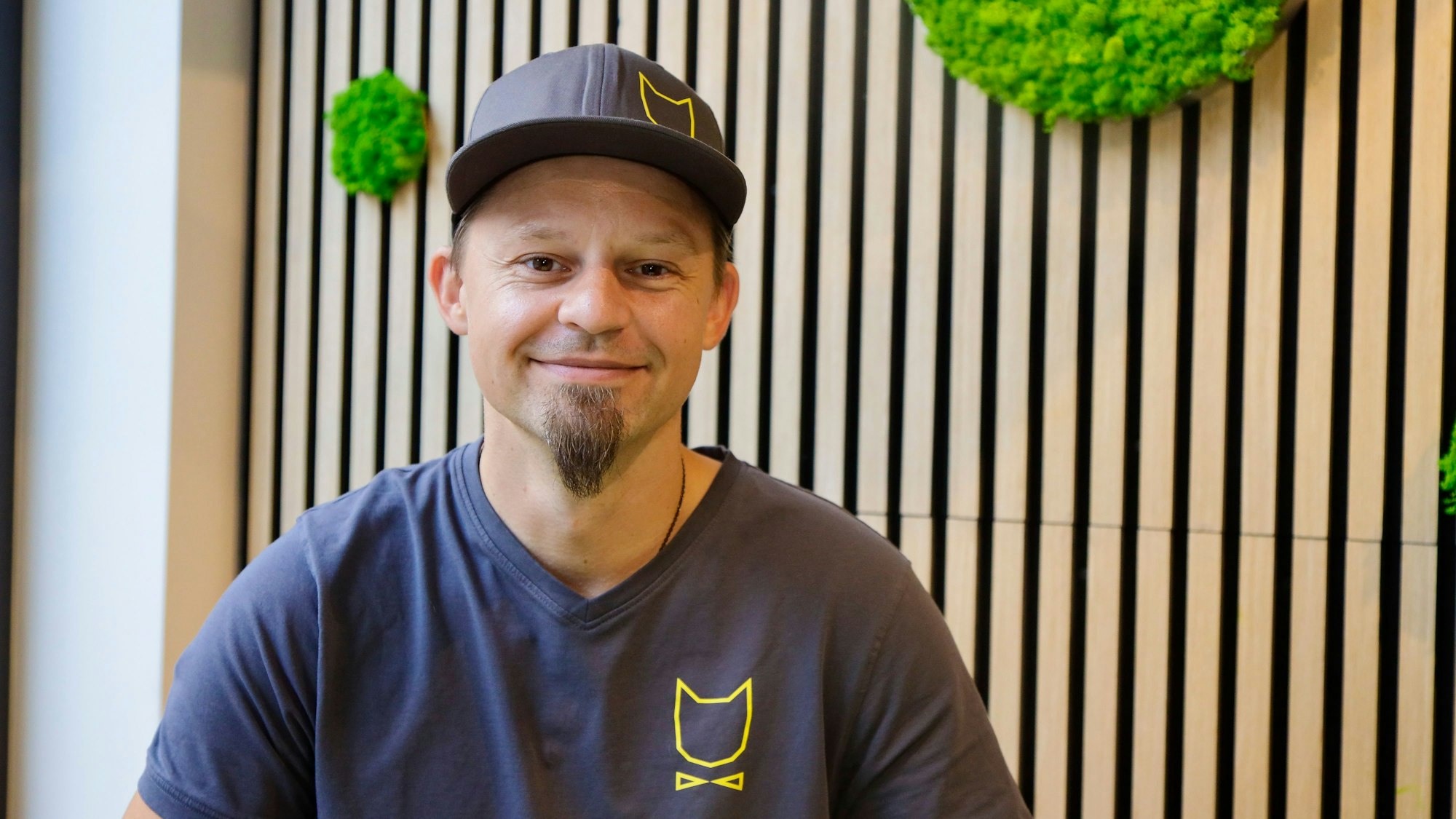 Michael Guddat, Tierpsychologe, Katzensitter und Katzenexperte, im Café Katzentempel in der Kölner Severinstrasse.