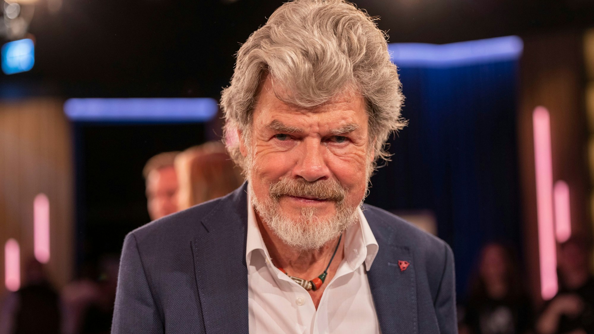 Reinhold Messner, Bergsteiger, steht nach der Aufzeichnung der WDR Talkshow Kölner Treff im Studio.