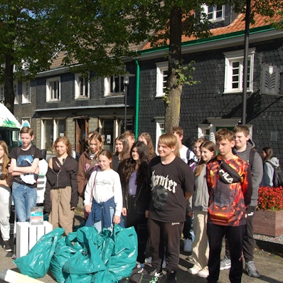 Kinder mit gesammeltem Müll