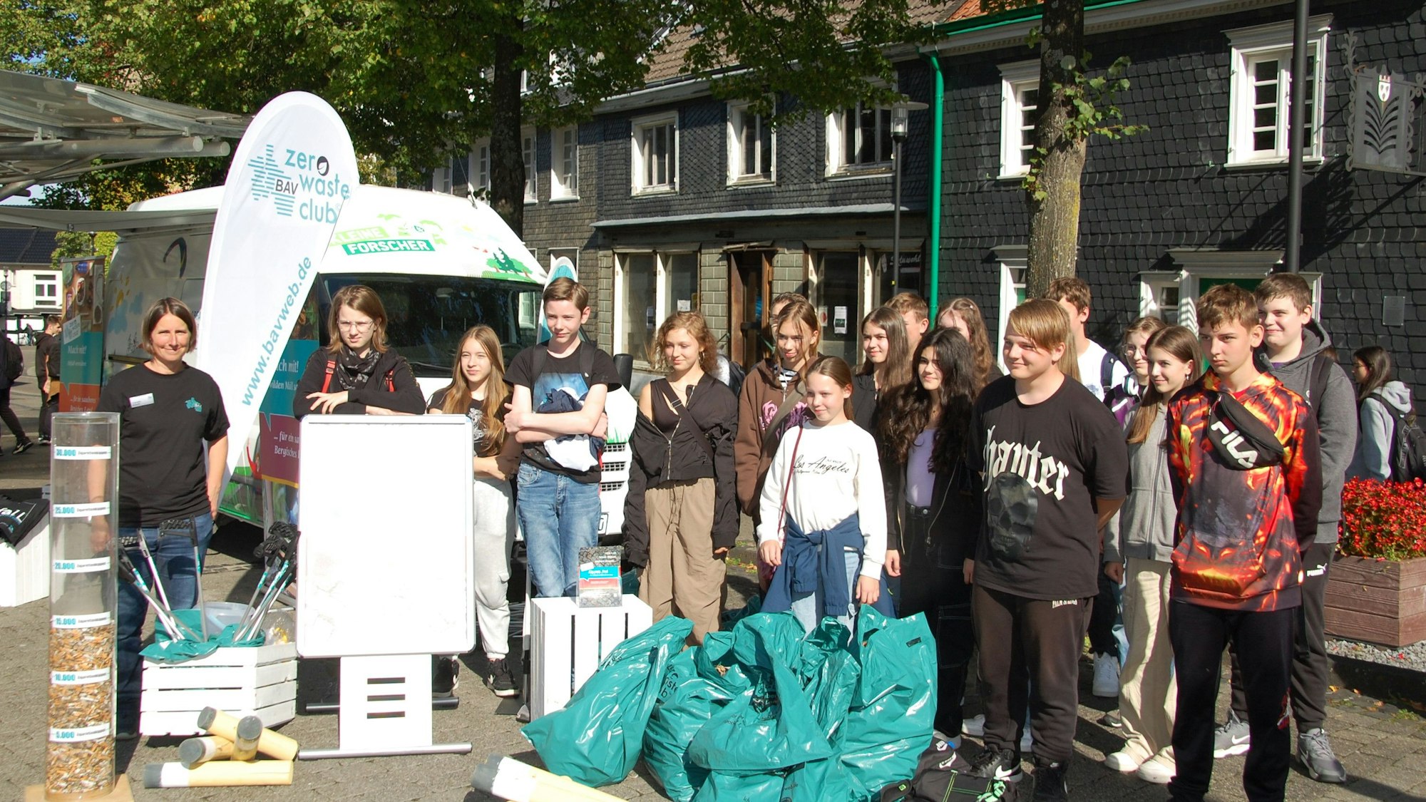 Kinder mit gesammeltem Müll