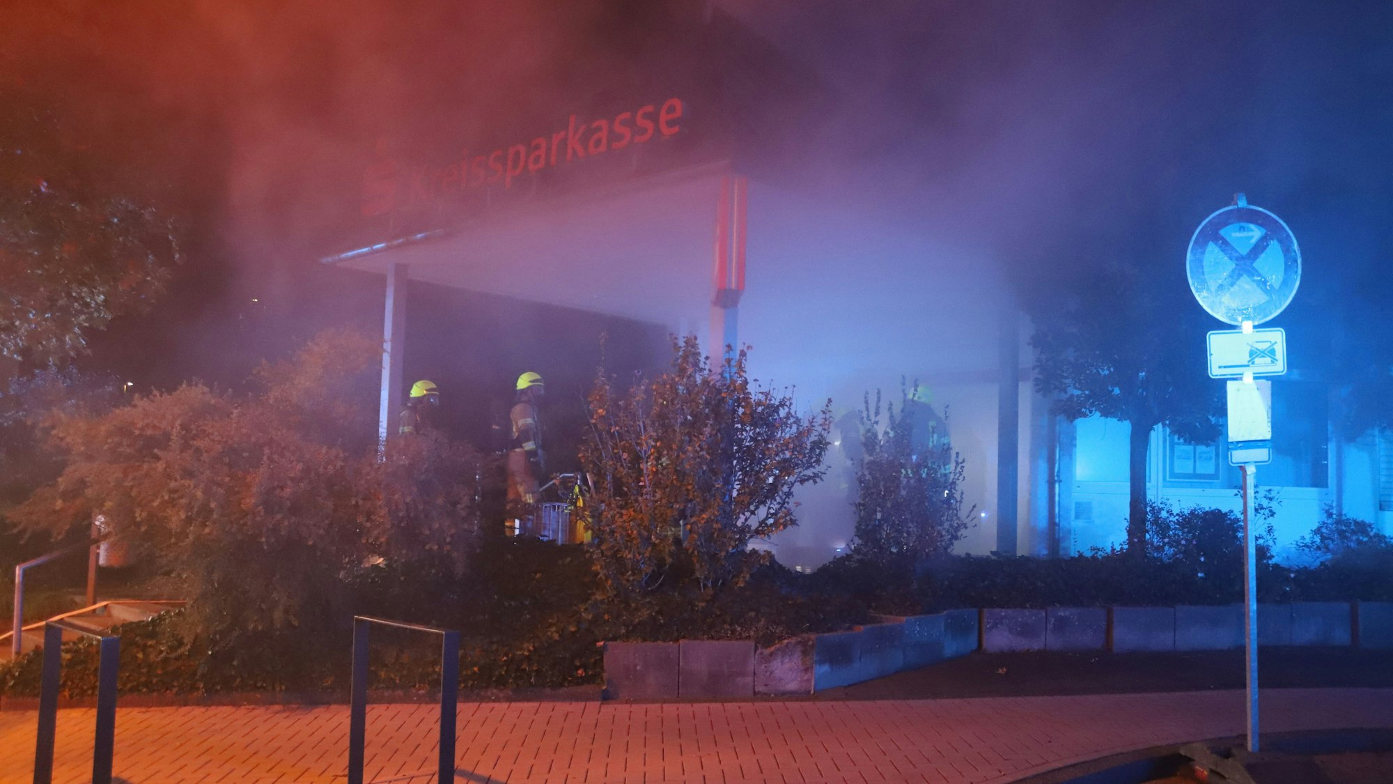 Die Vernebelungsanlage der Kreissparkasse Köln in SIegburg-Kaldauen war am frühen Mittwochmorgen aus bislang ungeklärten Gründen ausgelöst worden. Dichte, helle Schwaden zogen aus dem Erdgeschoss.