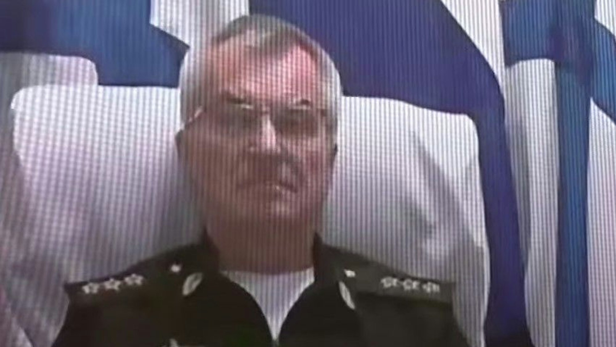 Vizeadmiral Wiktor Sokolow erscheint bei einer Videokonferenz auf der Videowand. Zuvor hatte die Ukraine den Tod des Militärs gemeldet.