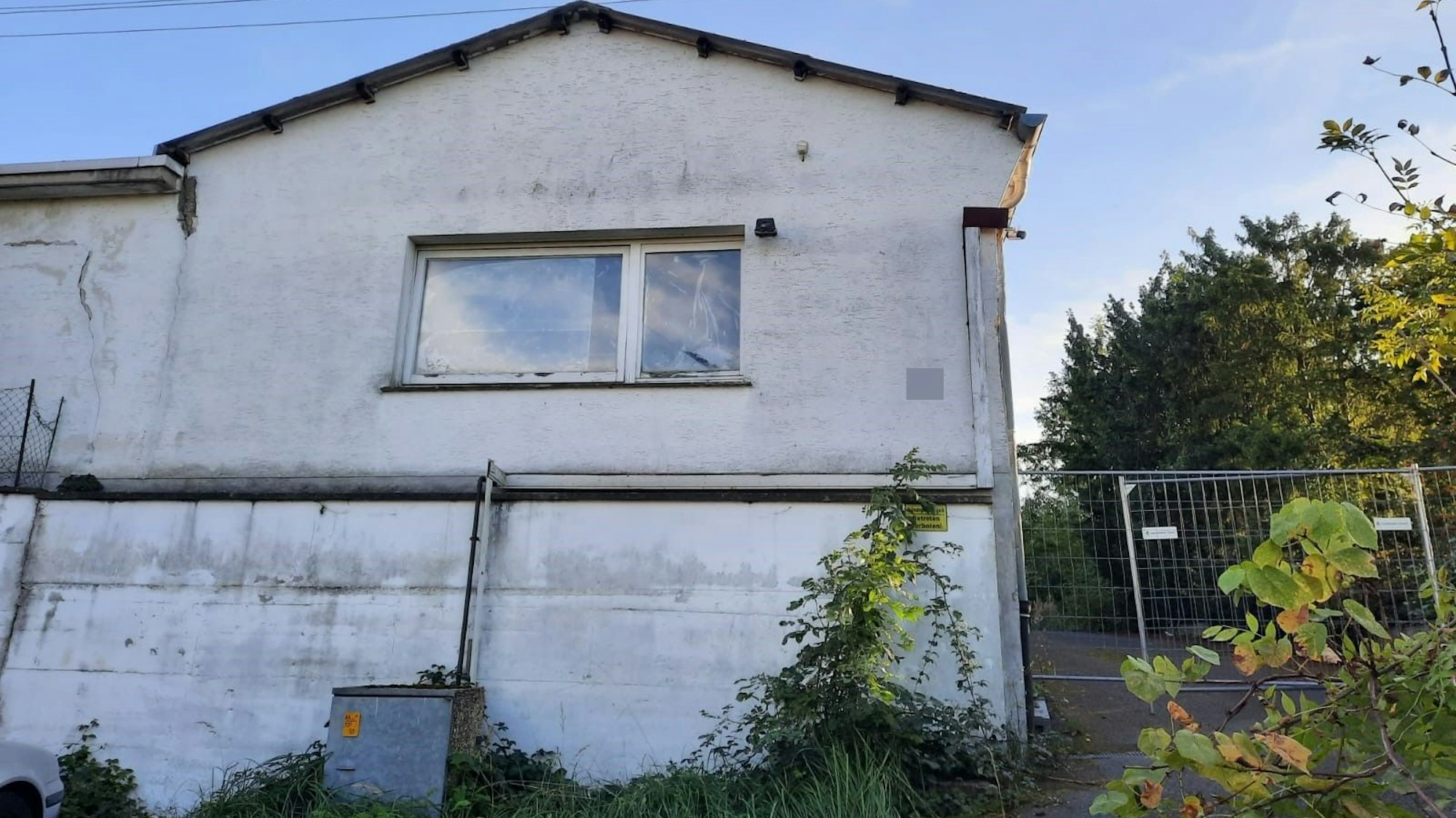 Ein etwas verwahrlost wirkendes Gebäude mit einem Bauzaun: Darin war die Cannabis-Plantage.