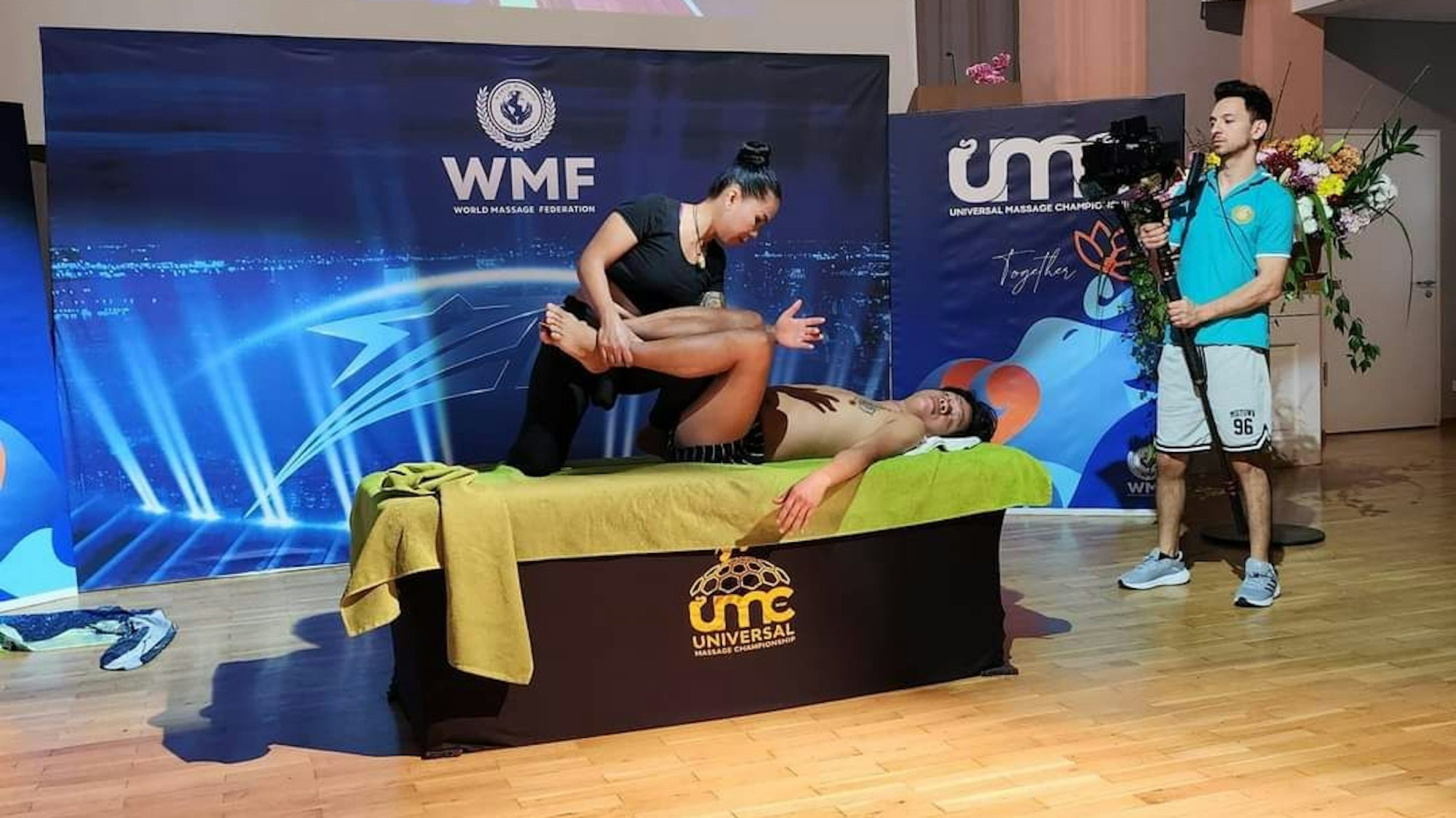 Auf einer Massageliege wird jemand massiert.