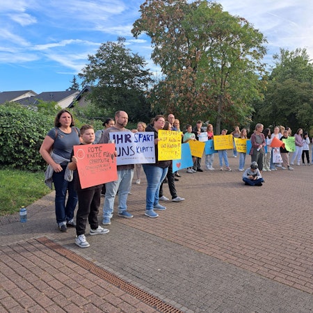 Vor der Sitzung des Stadtrates hatten sich Schülerinnen, Schüler und Eltern mit bunten Protest-Plakaten auf dem Schulhof der Alfred-Delp-Realschule in Mondorf aufgestellt.