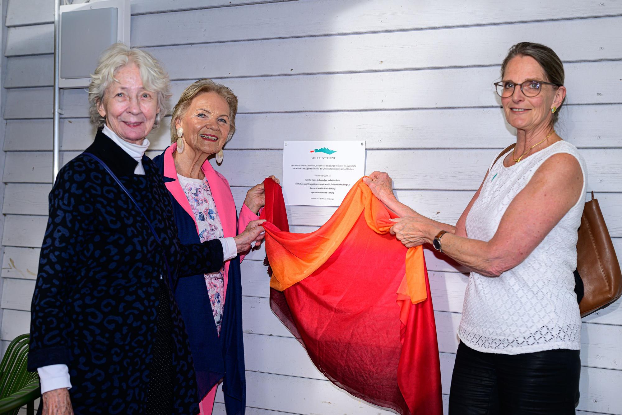 Spenderinnen eröffnen die Lounge der Villa Kunterbunt: Hedwig Neven DuMont, Marlies Stock und Birgit Marloth-Sauerwein (v.l.).
