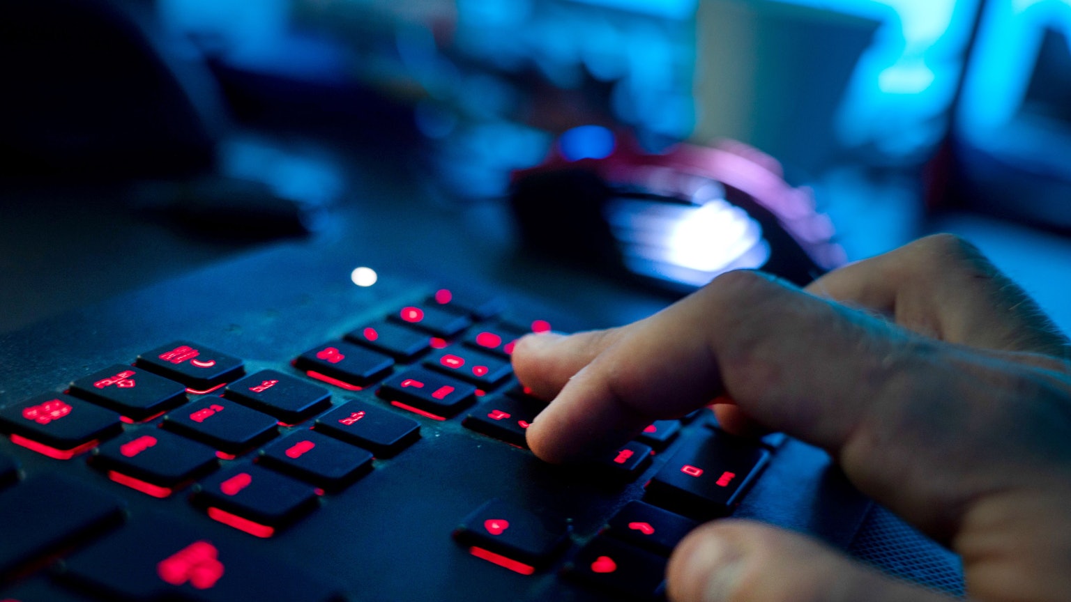 ILLUSTRATION - Ein Mann sitzt am Rechner und tippt auf einer Tastatur.