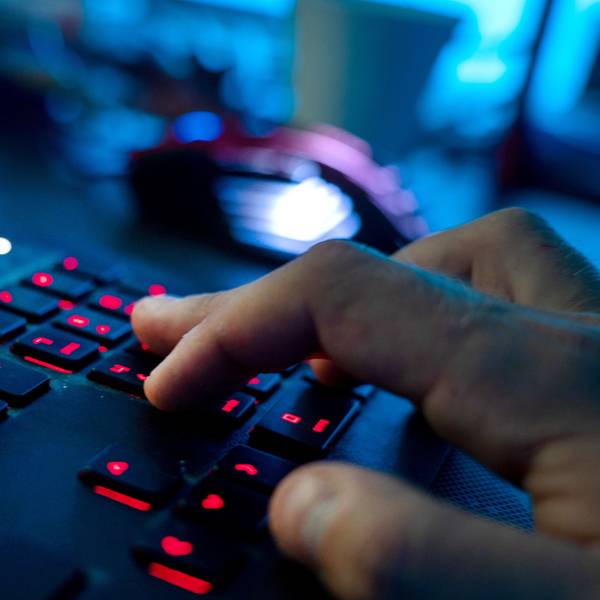 ILLUSTRATION - Ein Mann sitzt am Rechner und tippt auf einer Tastatur.