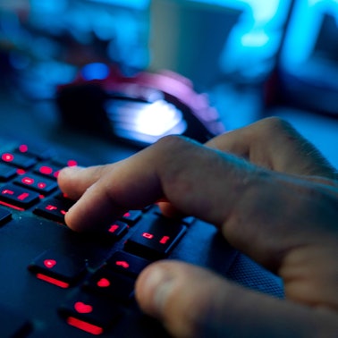 ILLUSTRATION - Ein Mann sitzt am Rechner und tippt auf einer Tastatur.