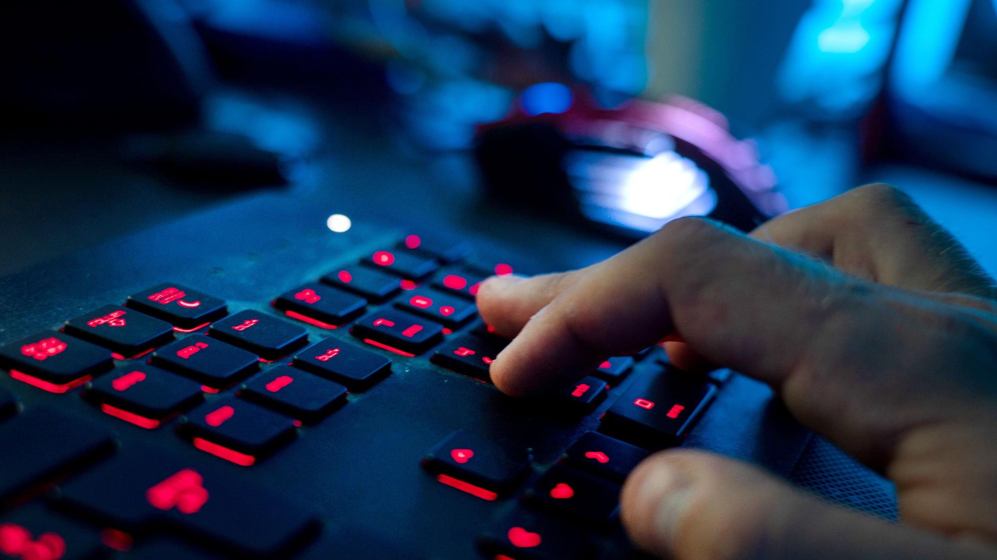 ILLUSTRATION - Ein Mann sitzt am Rechner und tippt auf einer Tastatur.