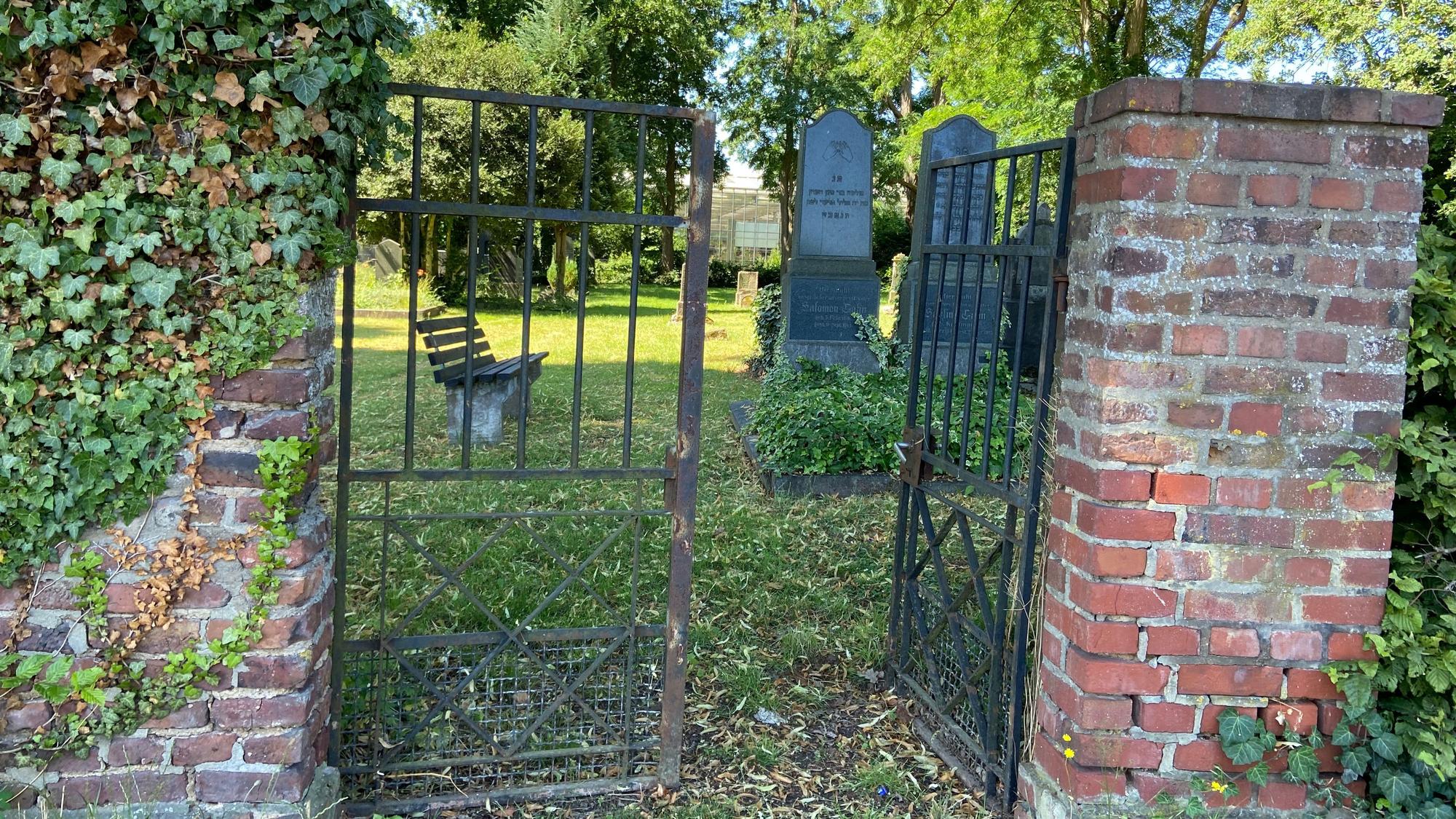 Zu sehen ist das schmiedeeiserne Tor zum jüdischen Friedhof in Kerpen.