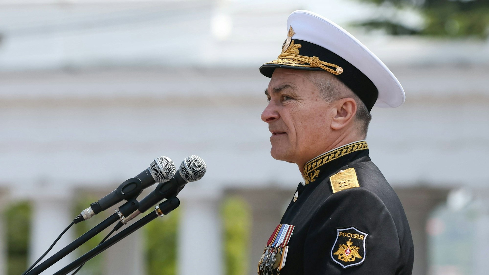 Wiktor Sokolow bei einer Parade in Sewastopol im Mai. Die Ukraine hat den Tod des Admirals gemeldet. Russland hat mit Videos darauf reagiert.