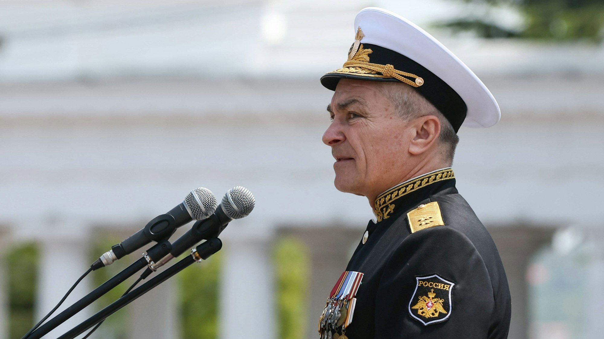 Kommandeur der Schwarzmeerflotte: Wiktor Sokolow bei einer Parade in Sewastopol im Mai. Laut Kiew soll der Vizeadmiral tot sein.