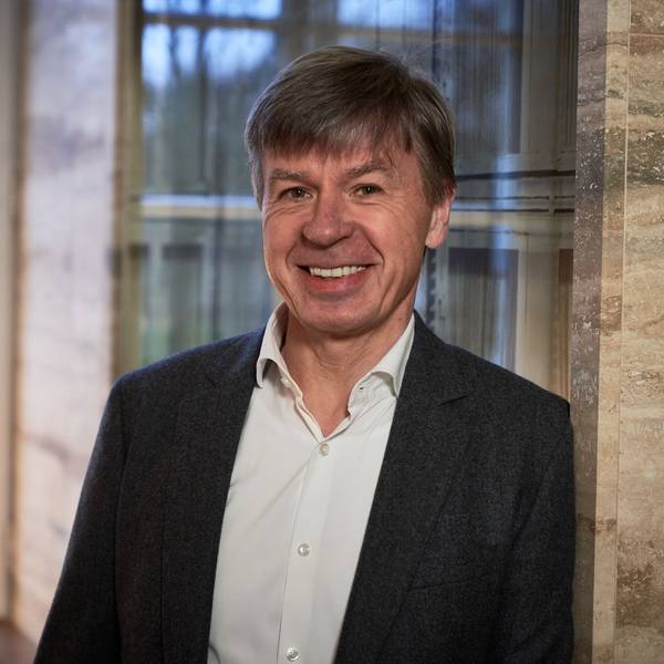Spitzenkoch Joachim Wissler lehnt an einer Wand im Grandhotel Schloss Bensberg.